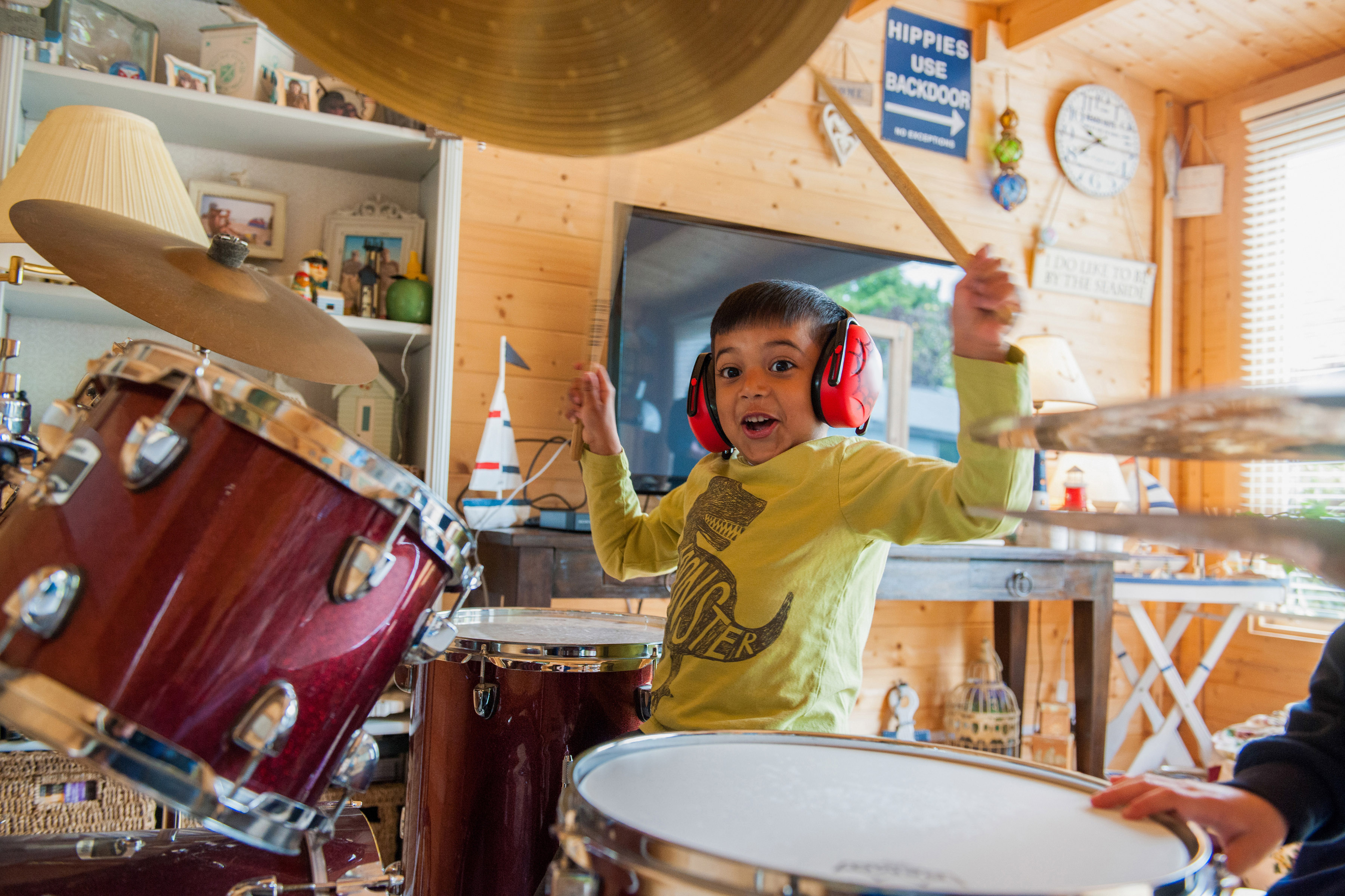 Barn som spelar trummor.