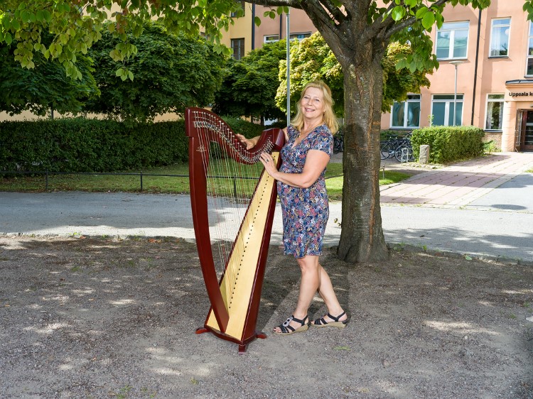 Lärare i harpa vid Uppsala kulturskola.